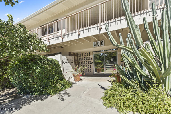 500 West Clarendon Avenue, Unit D6 Phoenix, AZ 85013 - Photo 14 of 23 a front view of a house with a yard