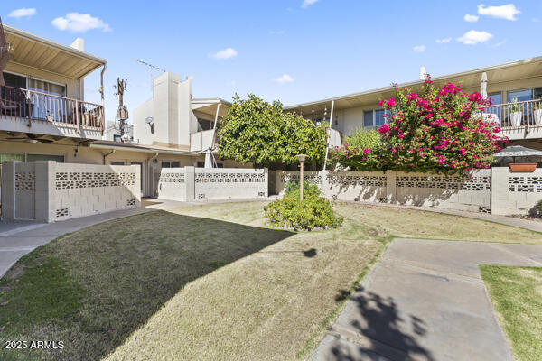 500 West Clarendon Avenue, Unit D6 Phoenix, AZ 85013 - Photo 20 of 23 a view of a bunch of flowers