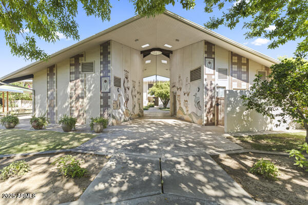 500 West Clarendon Avenue, Unit D6 Phoenix, AZ 85013 - Photo 2 of 23 a view of a house with a patio