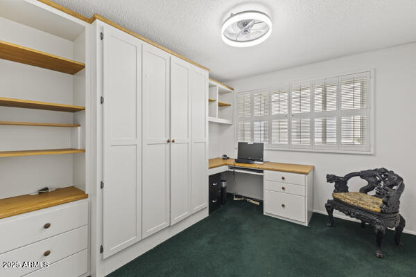 500 West Clarendon Avenue, Unit D6 Phoenix, AZ 85013 - Photo 5 of 23 a room that has a bed and a window