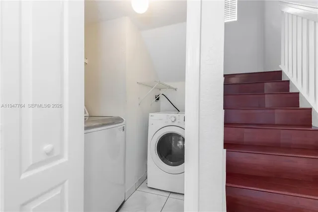 a view of entryway with washer and dryer