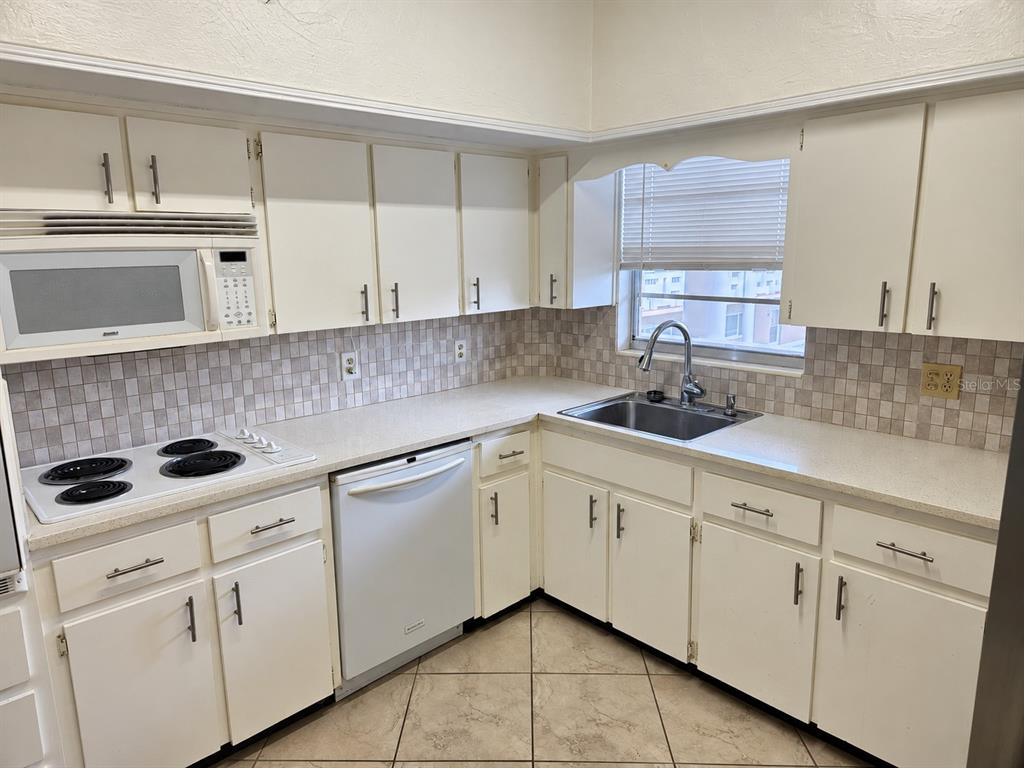 2436 Rhodesian Drive, Unit 48 Clearwater, FL 33763 - Photo 4 of 20 Gallery Image 4