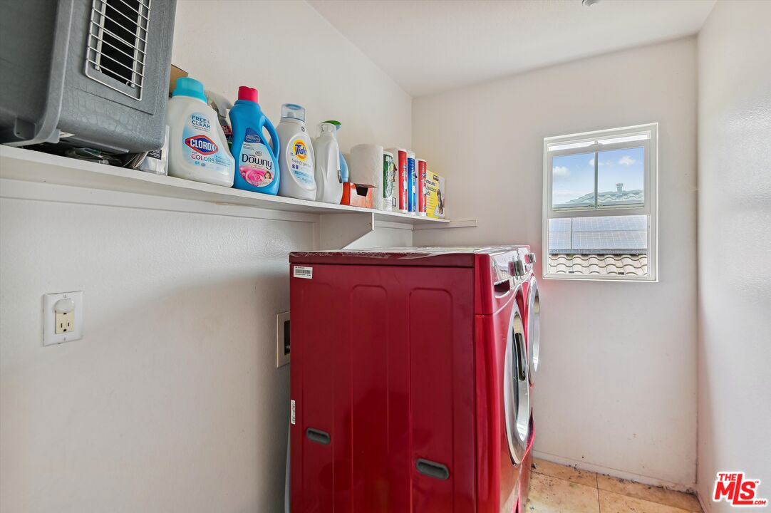 3012 Dunkirk Drive Oxnard, CA 93035 - Photo 13 of 29 a utility room with dryer and washer