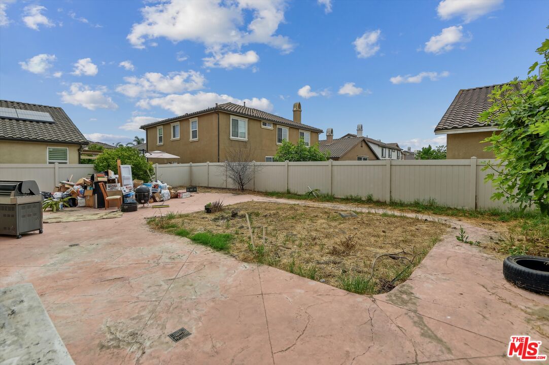 3012 Dunkirk Drive Oxnard, CA 93035 - Photo 27 of 29 a view of a back yard of the house