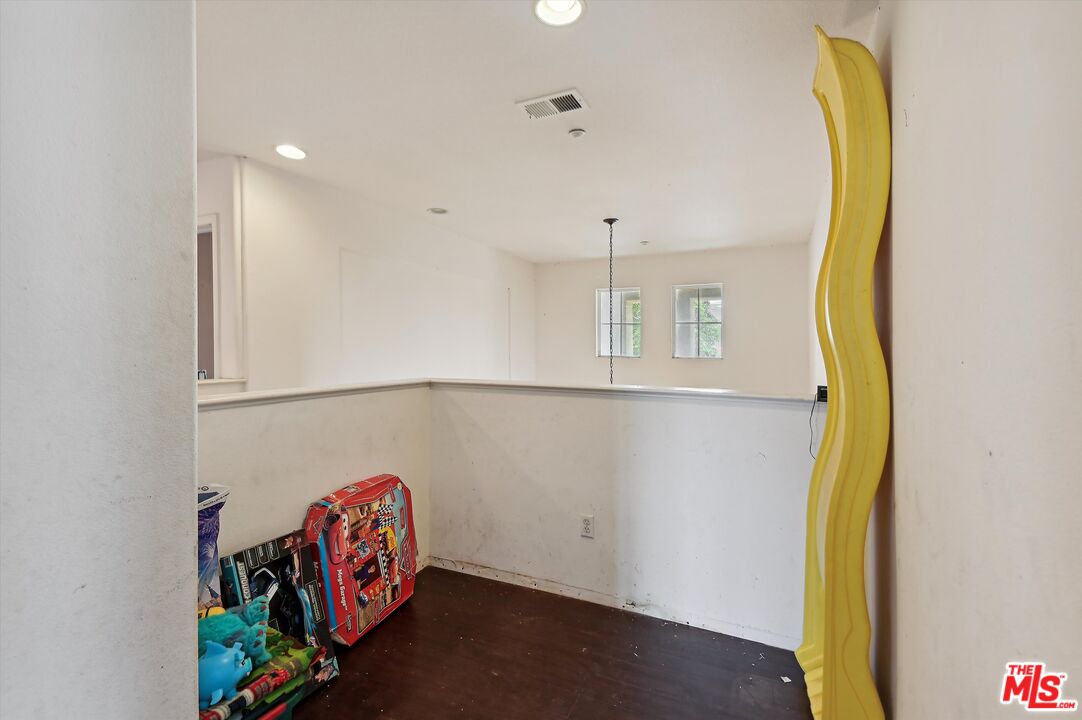 3012 Dunkirk Drive Oxnard, CA 93035 - Photo 10 of 29 a view of a entryway with furniture