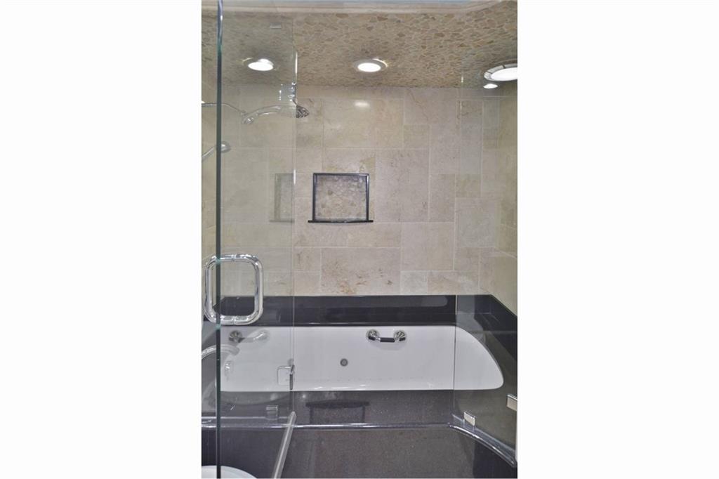 40 North Interstate Highway 35, Unit 12C2 Austin, TX 78701 - Photo 13 of 21 Full bathroom with recessed lighting