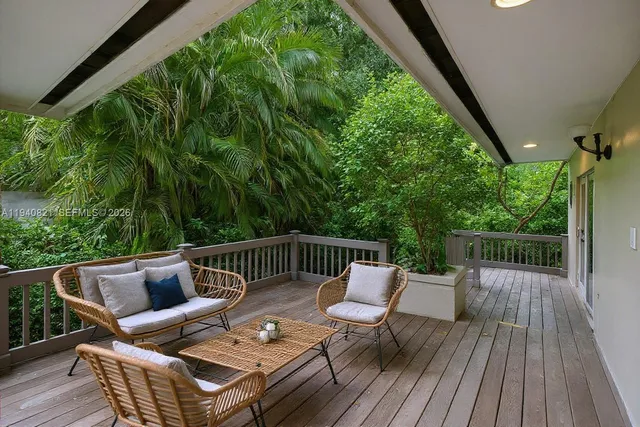 $8,000 | 648 Sevilla Avenue, Coral Gables, FL 33134