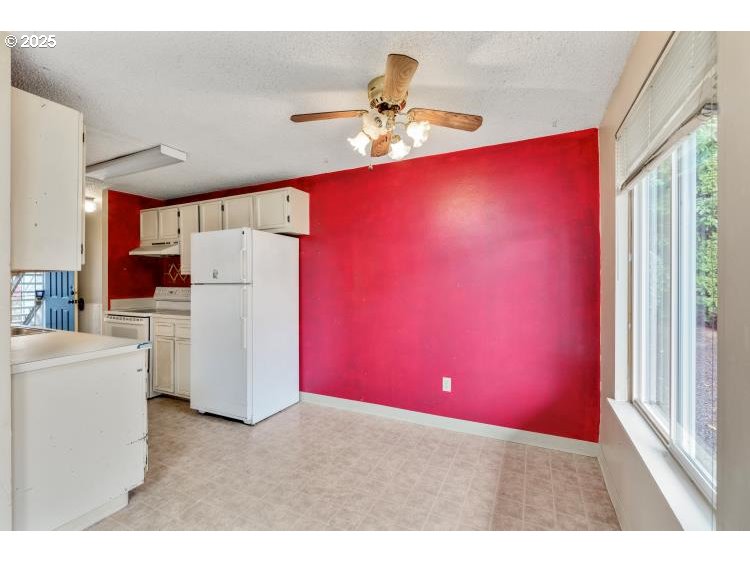 159 Southwest Florence Avenue Gresham, OR 97080 - Photo 6 of 24 a very nice looking room with a kitchen