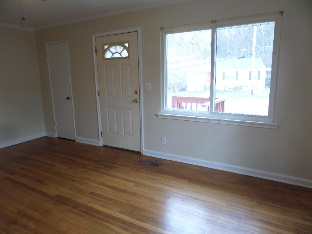 127 Salem Road Oak Ridge, TN 37830 - Photo 2 of 24 Living Room