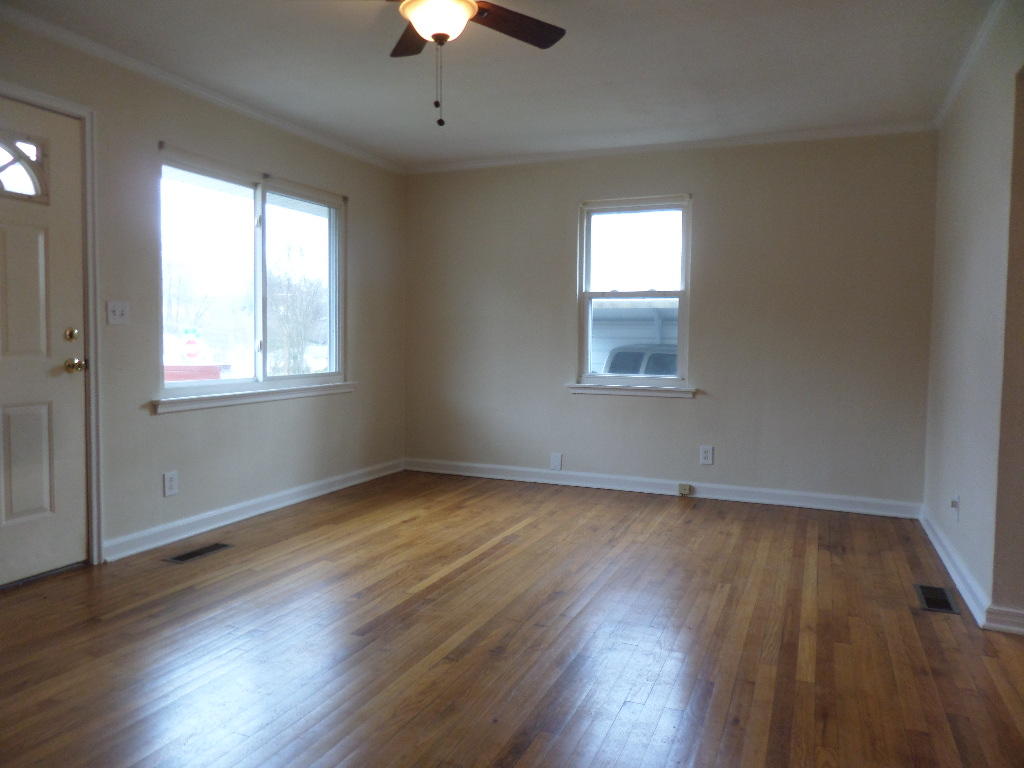 127 Salem Road Oak Ridge, TN 37830 - Photo 4 of 24 Living Room