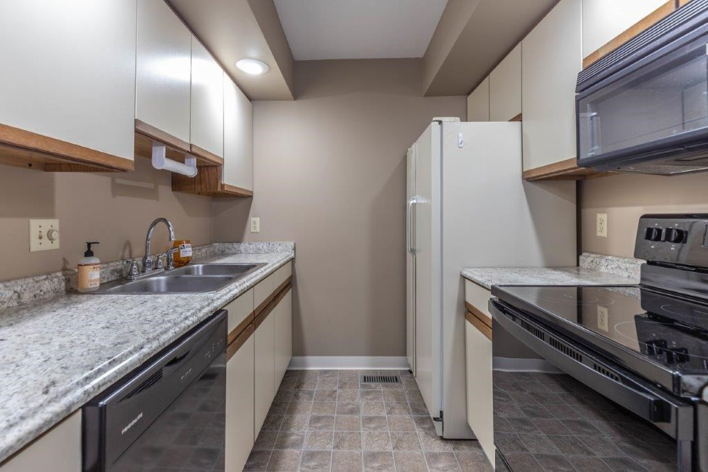 101 East Jolly Road, Unit 23 Lansing, MI 48910 - Photo 7 of 27 Photo 7