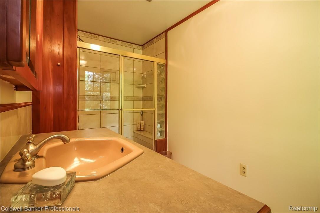 25348 Farmington Road Farmington, MI 48336 - Photo 11 of 27 025-4515226-large.jpg