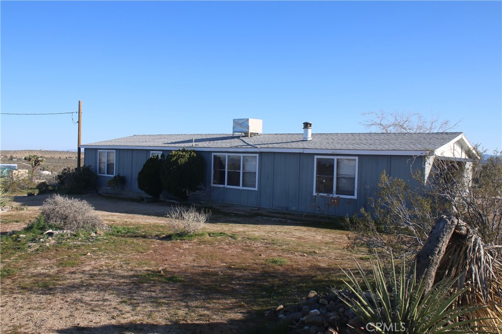 1147 Cherokee Trail Yucca Valley, CA 92284 - Photo 14 of 27 a view of a house with a yard