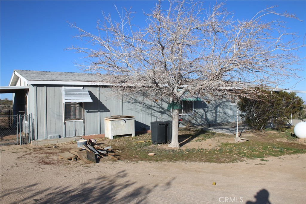1147 Cherokee Trail Yucca Valley, CA 92284 - Photo 17 of 27 a view of a house with a snow in the yard