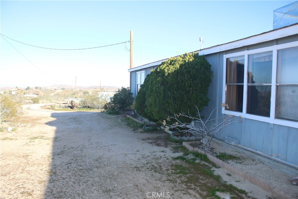 1147 Cherokee Trail Yucca Valley, CA 92284 - Photo 21 of 27 a view of a backyard