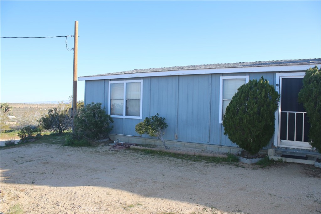 1147 Cherokee Trail Yucca Valley, CA 92284 - Photo 27 of 27 a view of a backyard