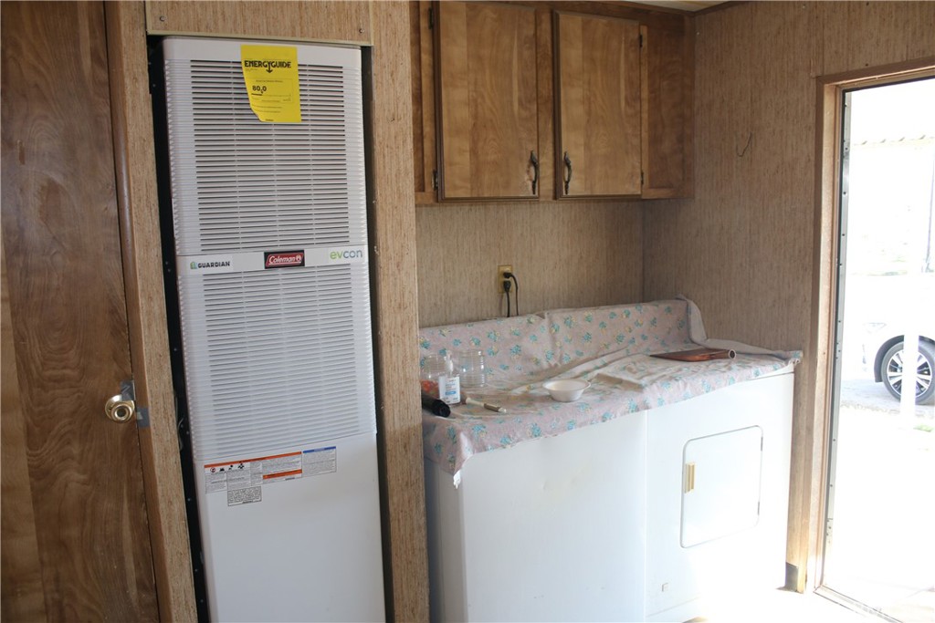 1147 Cherokee Trail Yucca Valley, CA 92284 - Photo 7 of 27 a utility room with dryer and washer