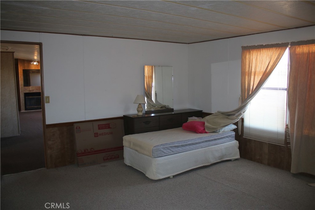 1147 Cherokee Trail Yucca Valley, CA 92284 - Photo 8 of 27 a living room with furniture