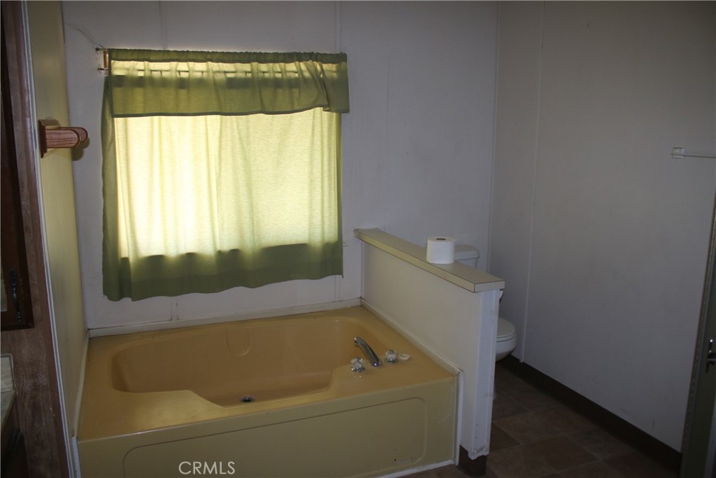 1147 Cherokee Trail Yucca Valley, CA 92284 - Photo 9 of 27 a bathroom with a bathtub