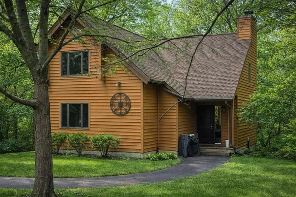 a view of a house with yard and plants