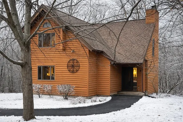 a view of a house with a yard