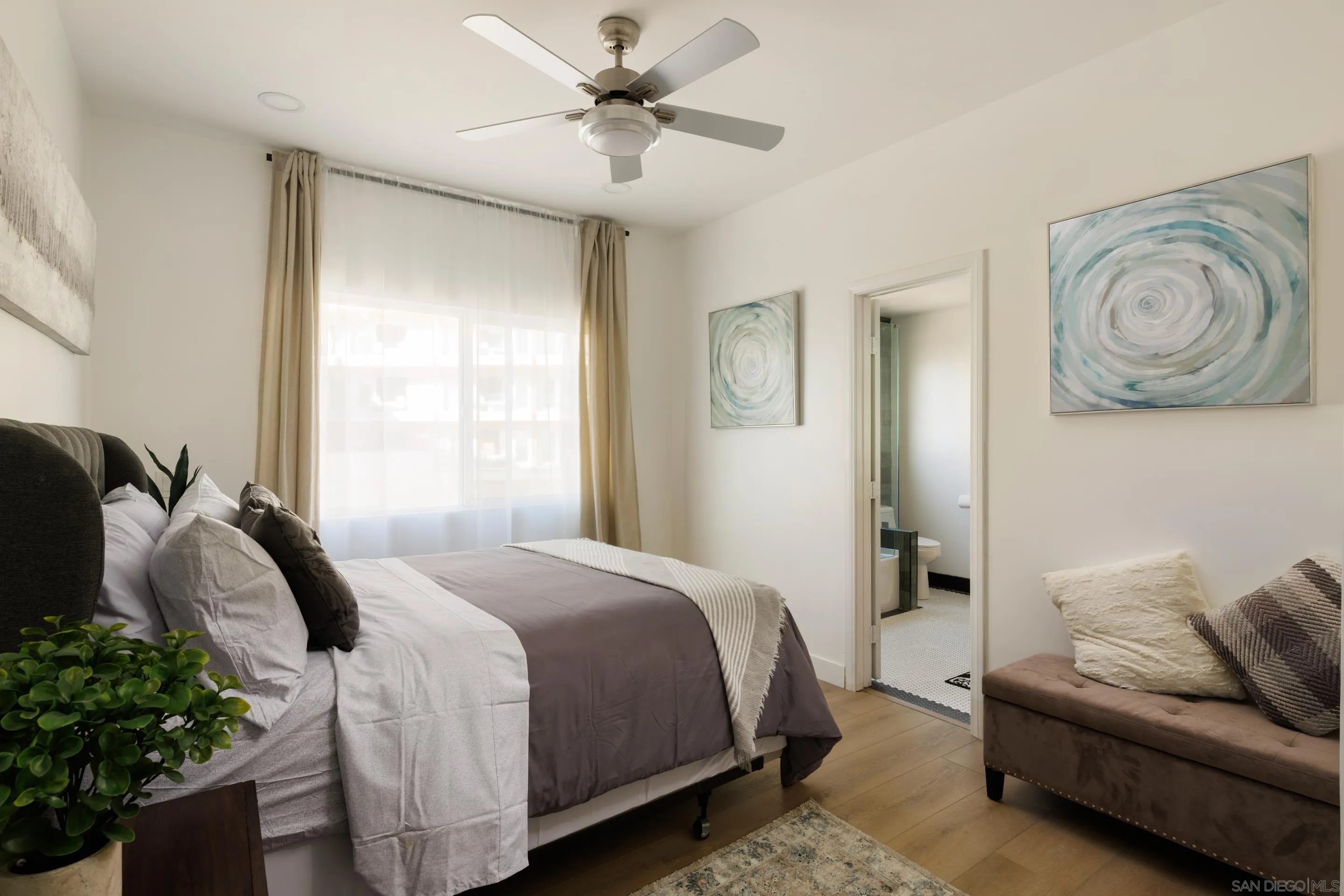 806 Ocean Lane Imperial Beach, CA 91932 - Photo 26 of 59 a bedroom with bed and a couch