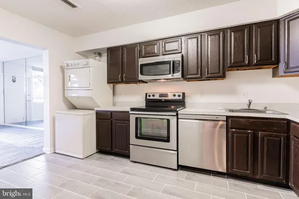 $2,050 | 3709 South George Mason Drive, Unit 115, Falls Church, VA 22041