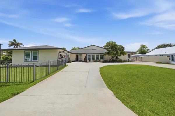 $899,000 | 4599 Southeast Halston Court, Stuart, FL 34997