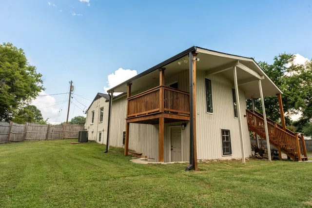 a view of a back yard of the house