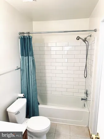 a bathroom with a toilet and a bathtub