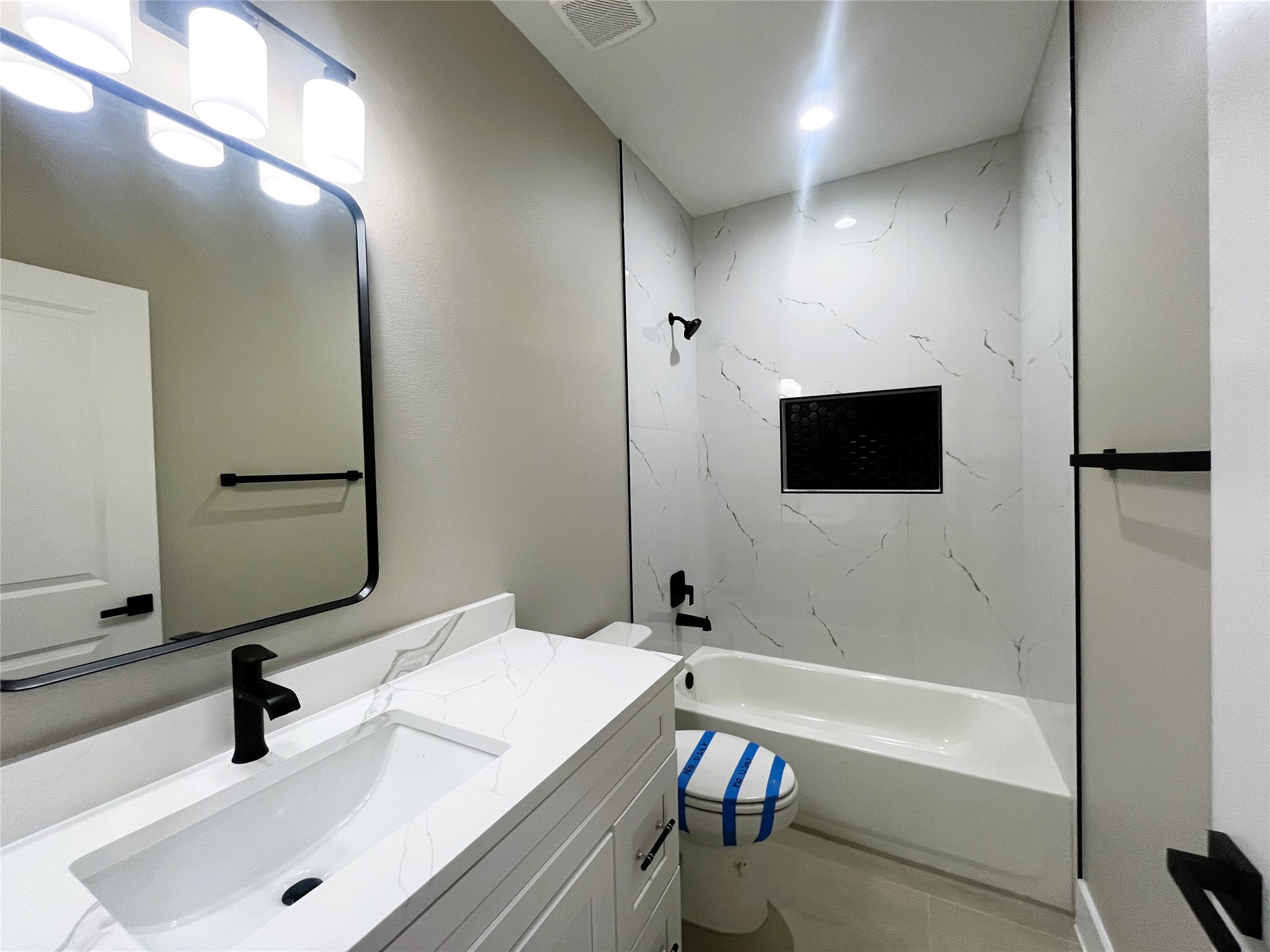 8914 Ivy Spring Lane Houston, TX 77088 - Photo 14 of 33 a bathroom with a tub sink and mirror