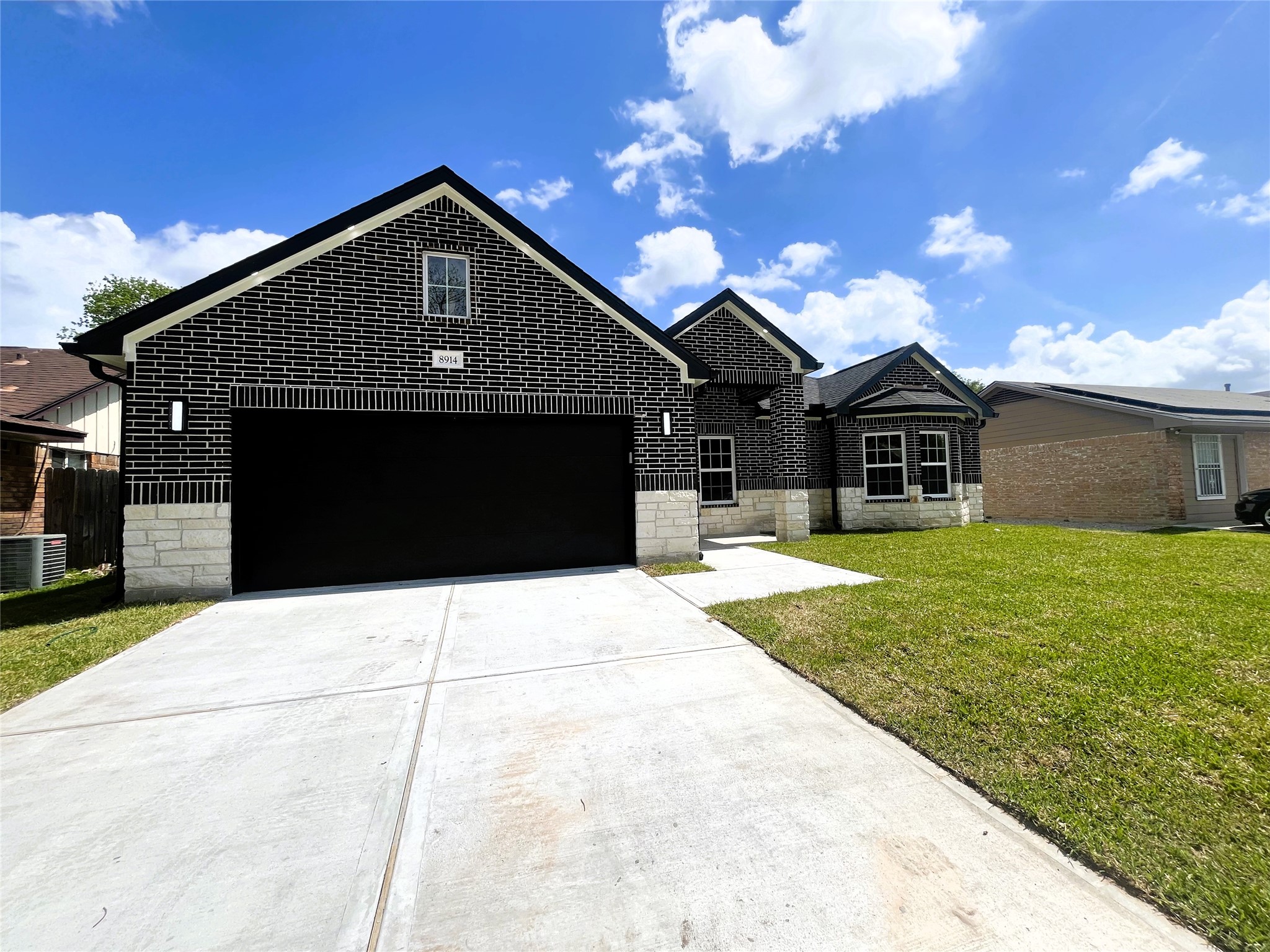 8914 Ivy Spring Lane Houston, TX 77088 - Photo 2 of 33 a front view of a house with a garden
