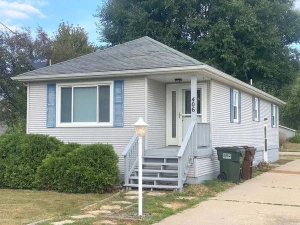 a view of a house with backyard