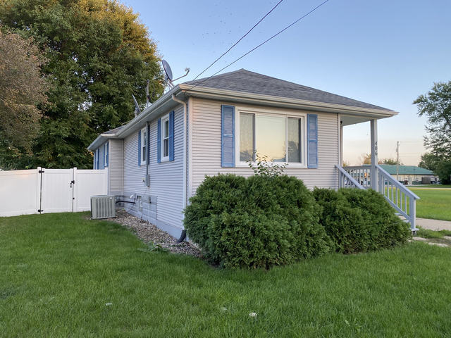 406 South Jackson Street Gardner, IL 60424 - Photo 2 of 13 a front view of house with a garden