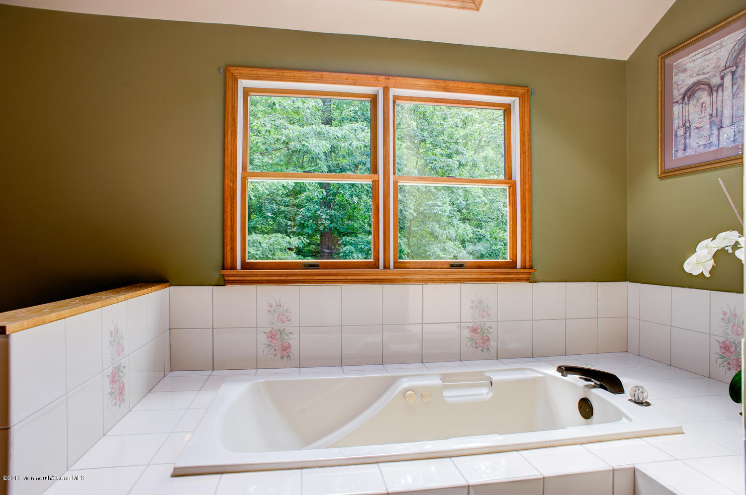 23 Rues Road Cream Ridge, NJ 08514 - Photo 26 of 45 a bathroom with a bathtub and window