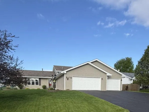 $299,900 | 532 Autumnwolf Drive, Davis Junction, IL 61020