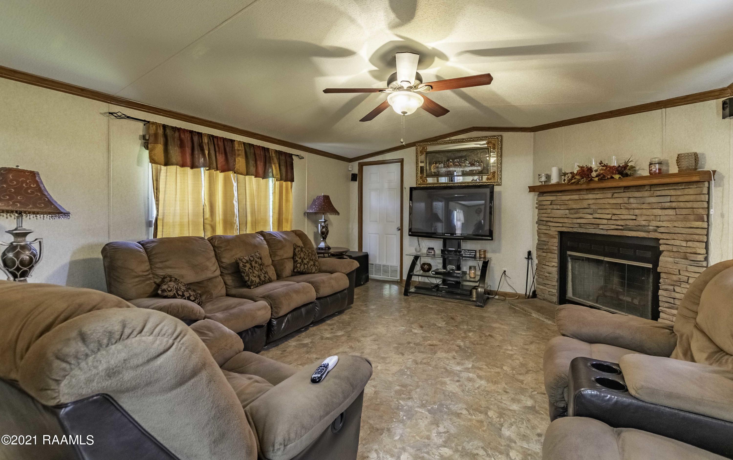 7503 Montgomery Road Maurice, LA 70555 - Photo 3 of 29 Lving Room 2