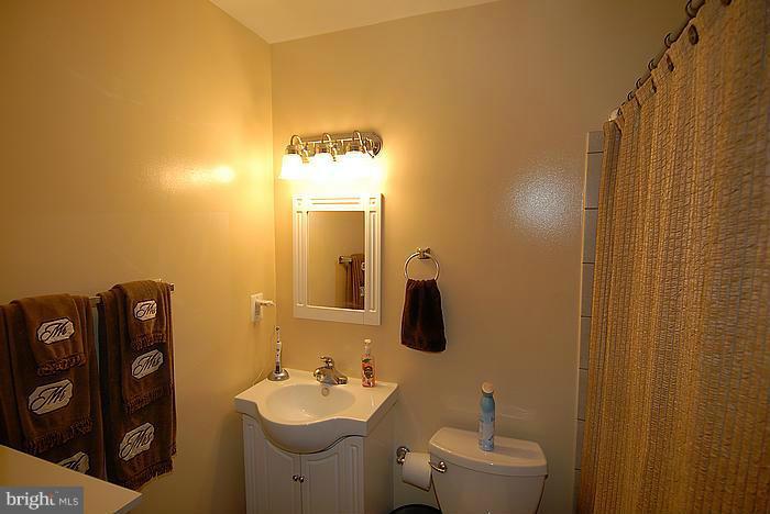 8390 Uxbridge Court Springfield, VA 22151 - Photo 13 of 29 Bath (Master)