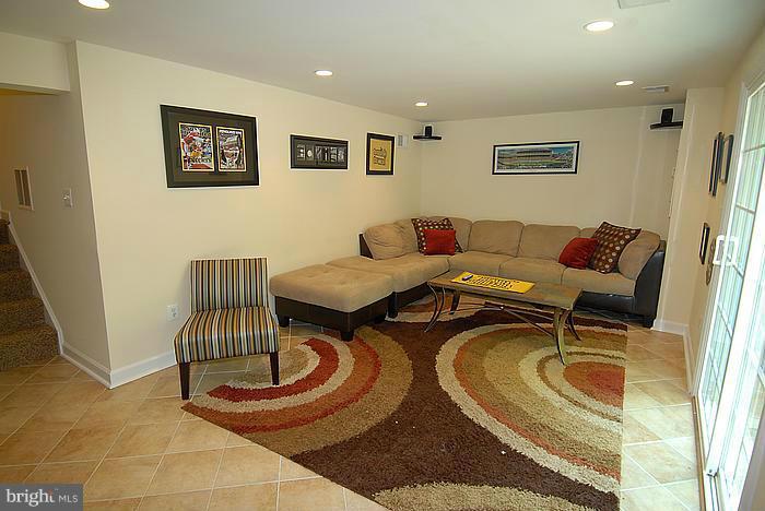 8390 Uxbridge Court Springfield, VA 22151 - Photo 17 of 29 Family Room
