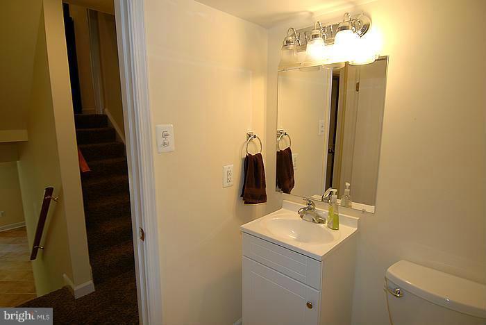 8390 Uxbridge Court Springfield, VA 22151 - Photo 19 of 29 Bath