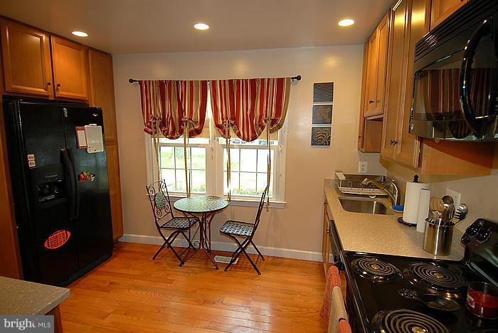 8390 Uxbridge Court Springfield, VA 22151 - Photo 7 of 29 Kitchen