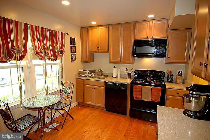 8390 Uxbridge Court Springfield, VA 22151 - Photo 8 of 29 Kitchen