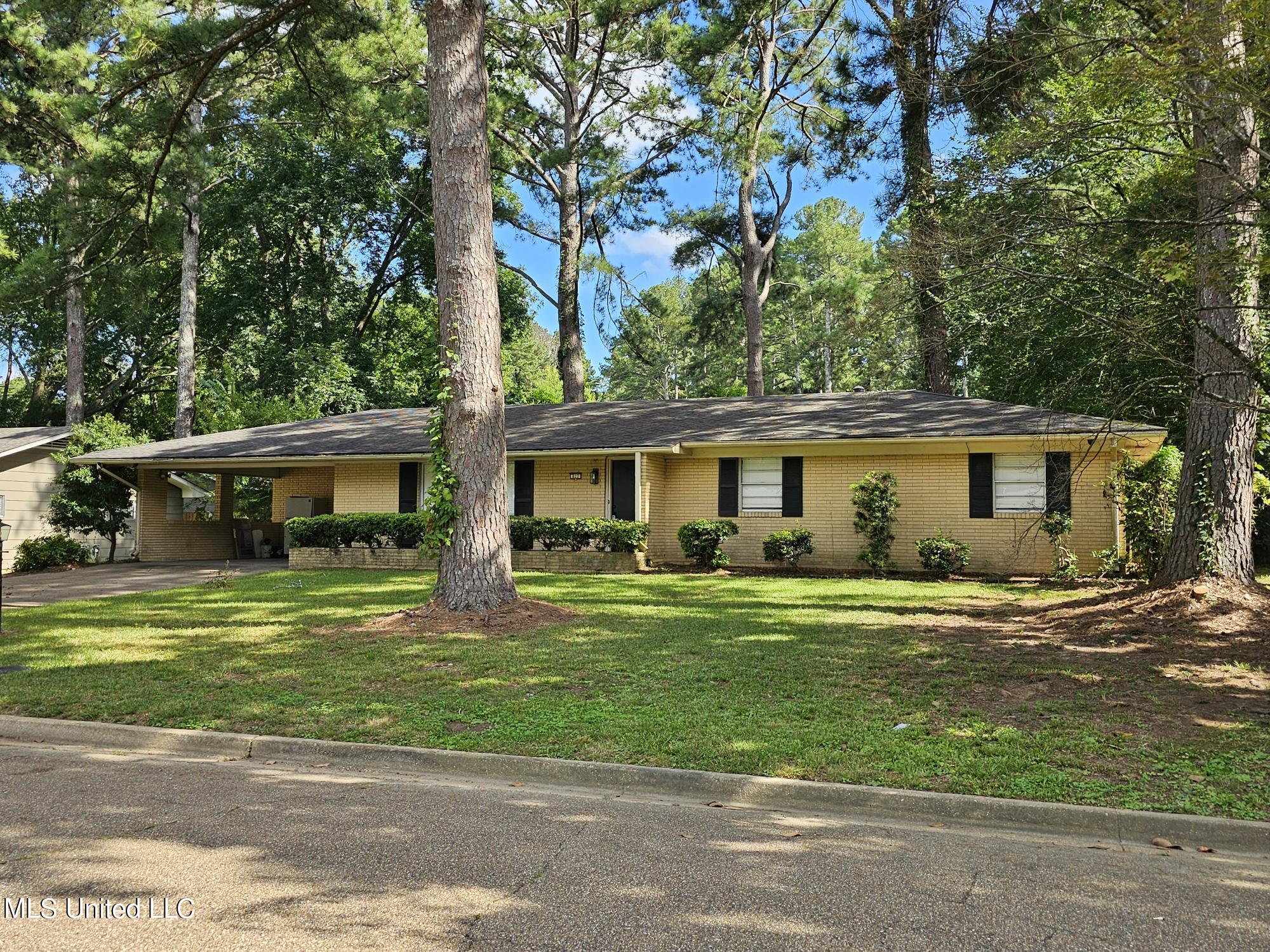 827 Briarfield Road Jackson, MS 39211 - Photo 1 of 11 Front