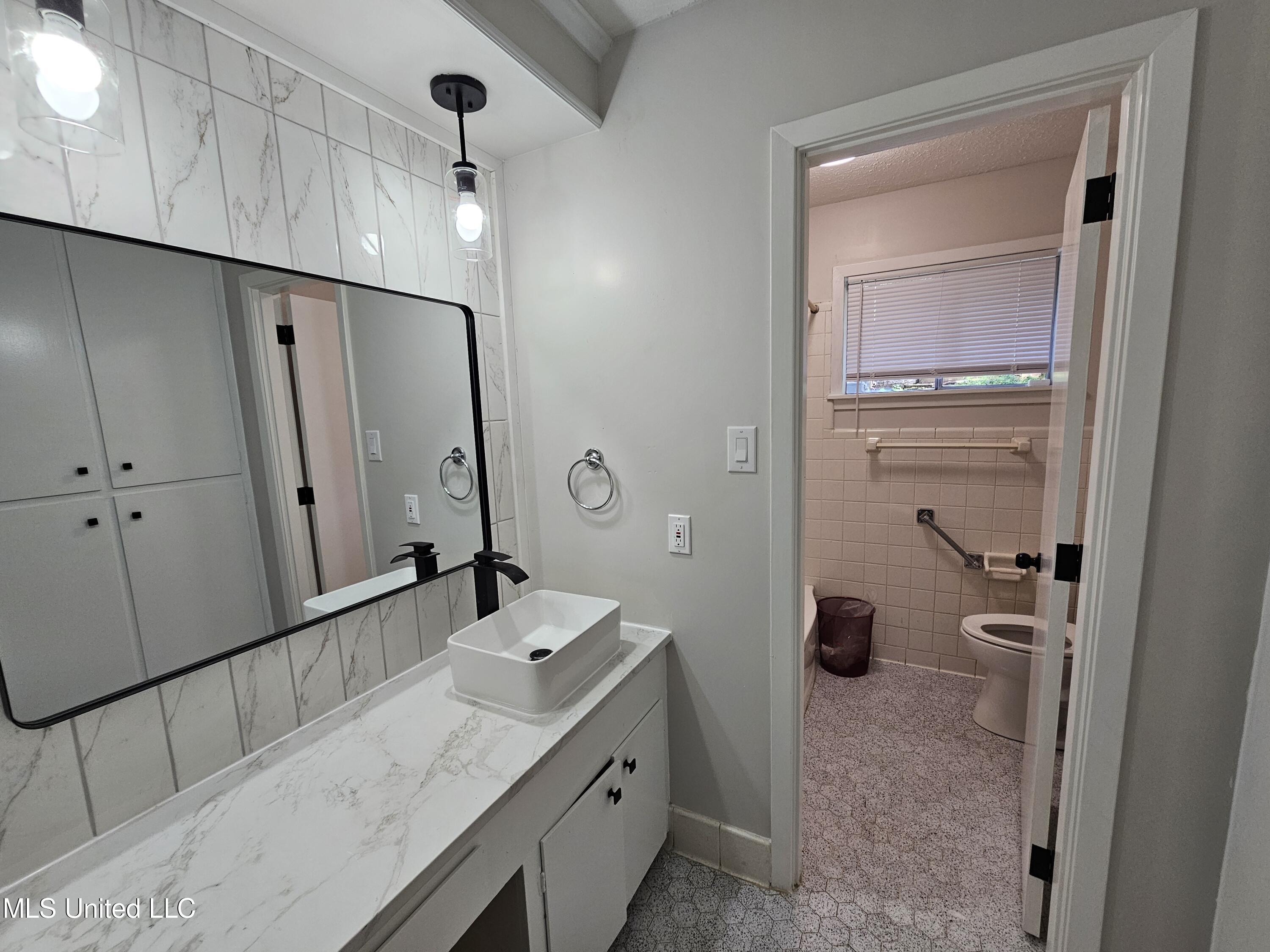 827 Briarfield Road Jackson, MS 39211 - Photo 4 of 11 20240729_163138