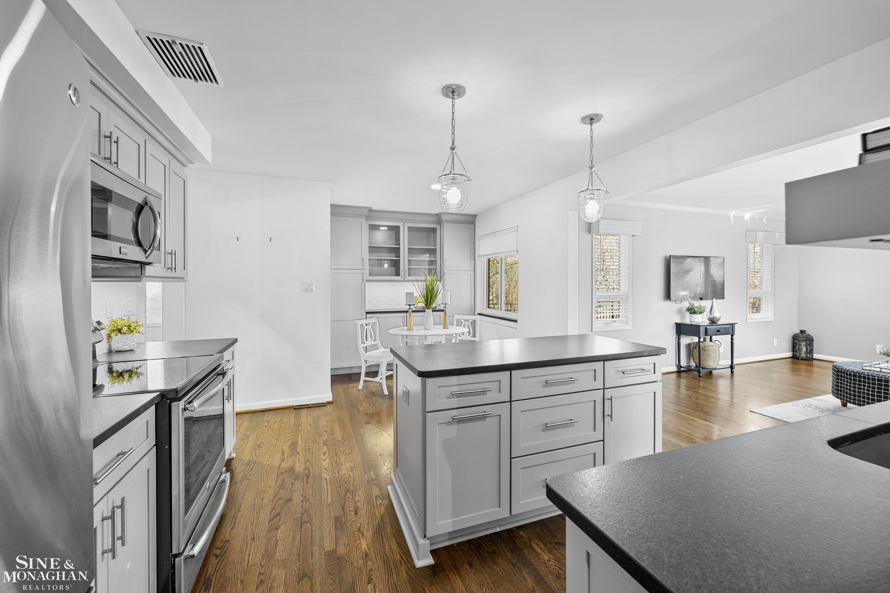 520 Roslyn Road Grosse Pointe, MI 48236 - Photo 14 of 55 50171369-3698e994-d724-4687-b1d1-cde1102d6e39.JPG