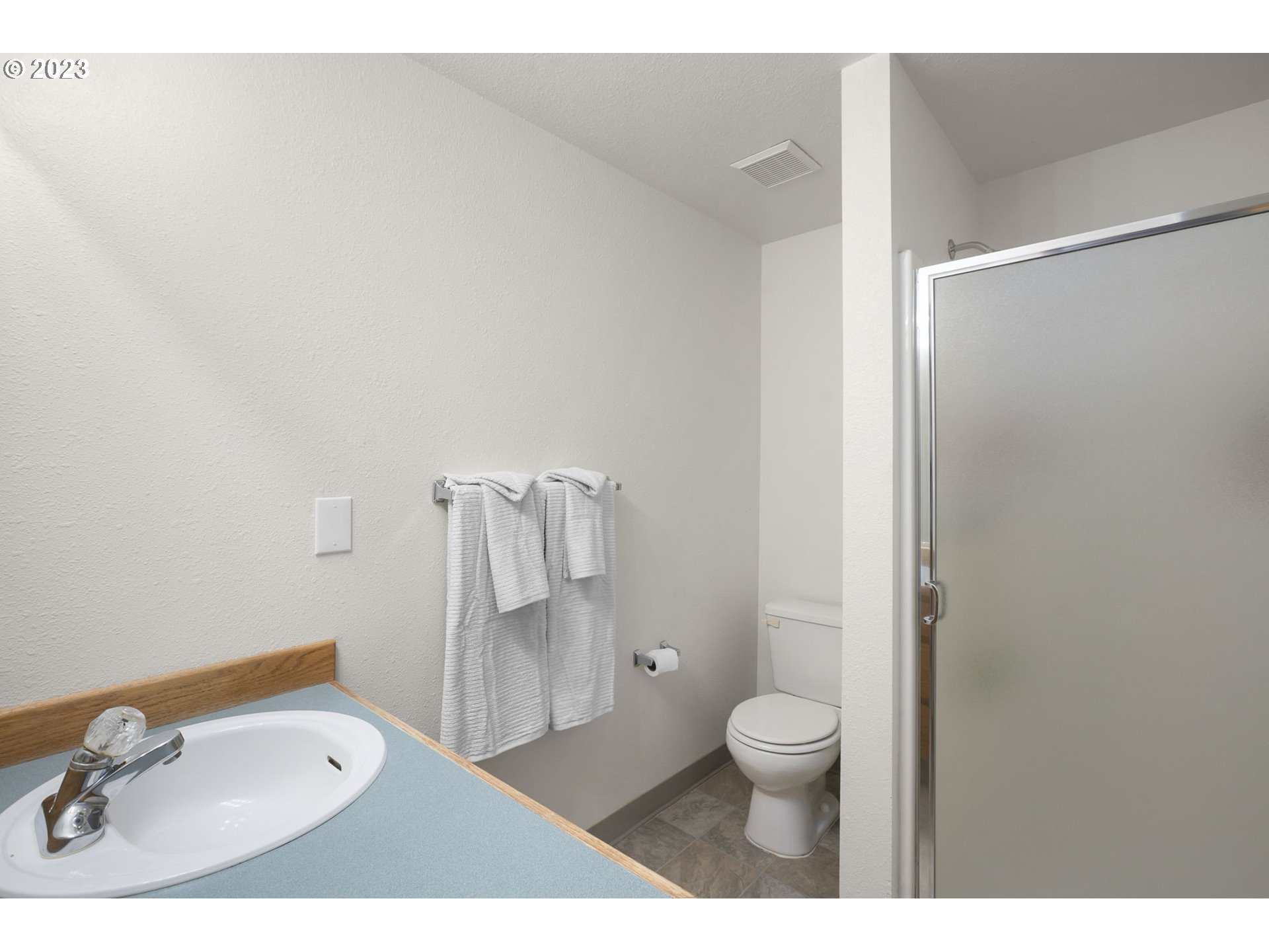803 Southwest 4th Street Gresham, OR 97080 - Photo 25 of 42 a bathroom with a toilet a sink and mirror