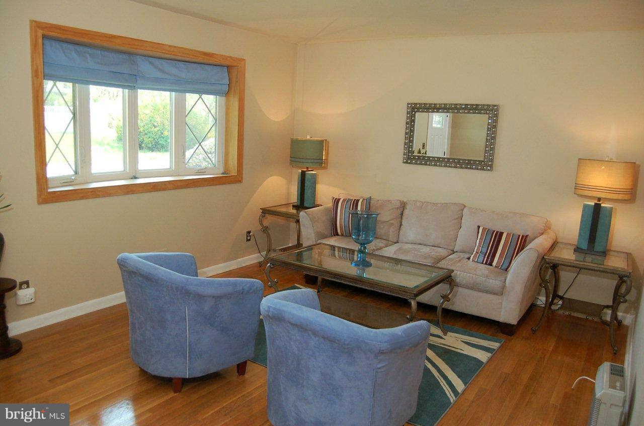 9200 Turnbull Road Randallstown, MD 21133 - Photo 11 of 26 Living Room