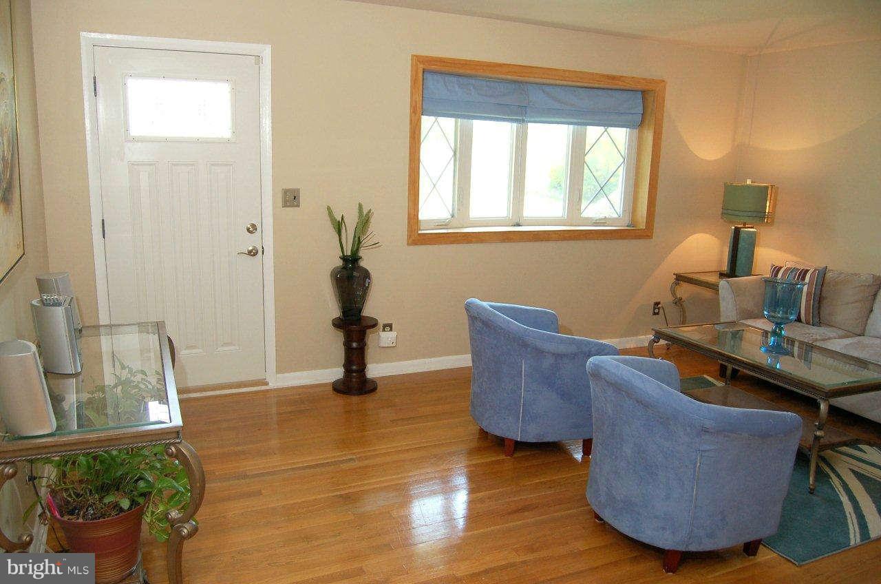 9200 Turnbull Road Randallstown, MD 21133 - Photo 12 of 26 Living Room