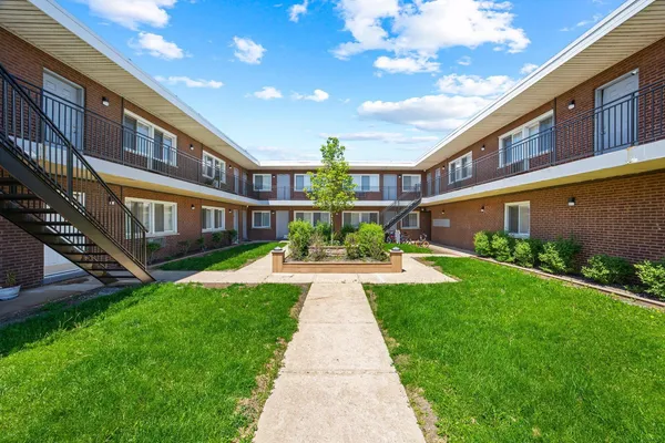 $1,600 | 7834 95th Street, Unit 2J, Hickory Hills, IL 60457