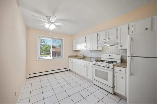$1,600 | 7834 95th Street, Unit 2J, Hickory Hills, IL 60457